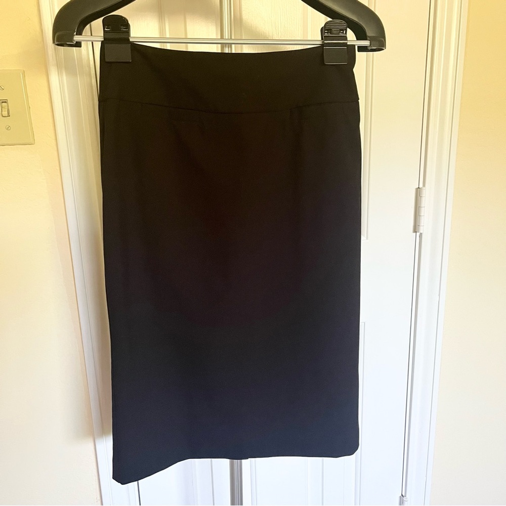 H&M Woman’s classic office pencil skirt in black, size 4.